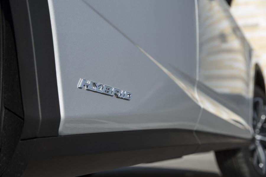 Детали экстерьера Lexus RX450hL 2018 года  (UK) (фото 11 из 38)